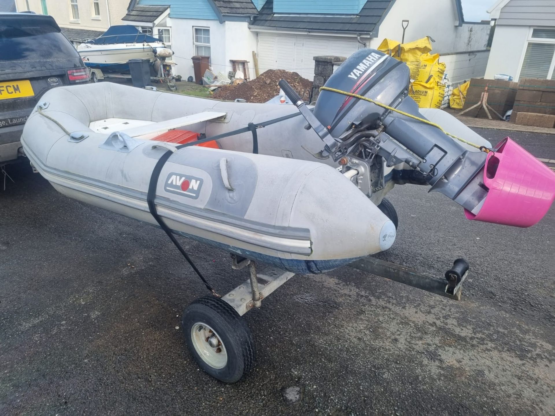 2002 Avon rigid inflatable boat with Yamaha 15HP two stroke engine. - Image 2 of 4