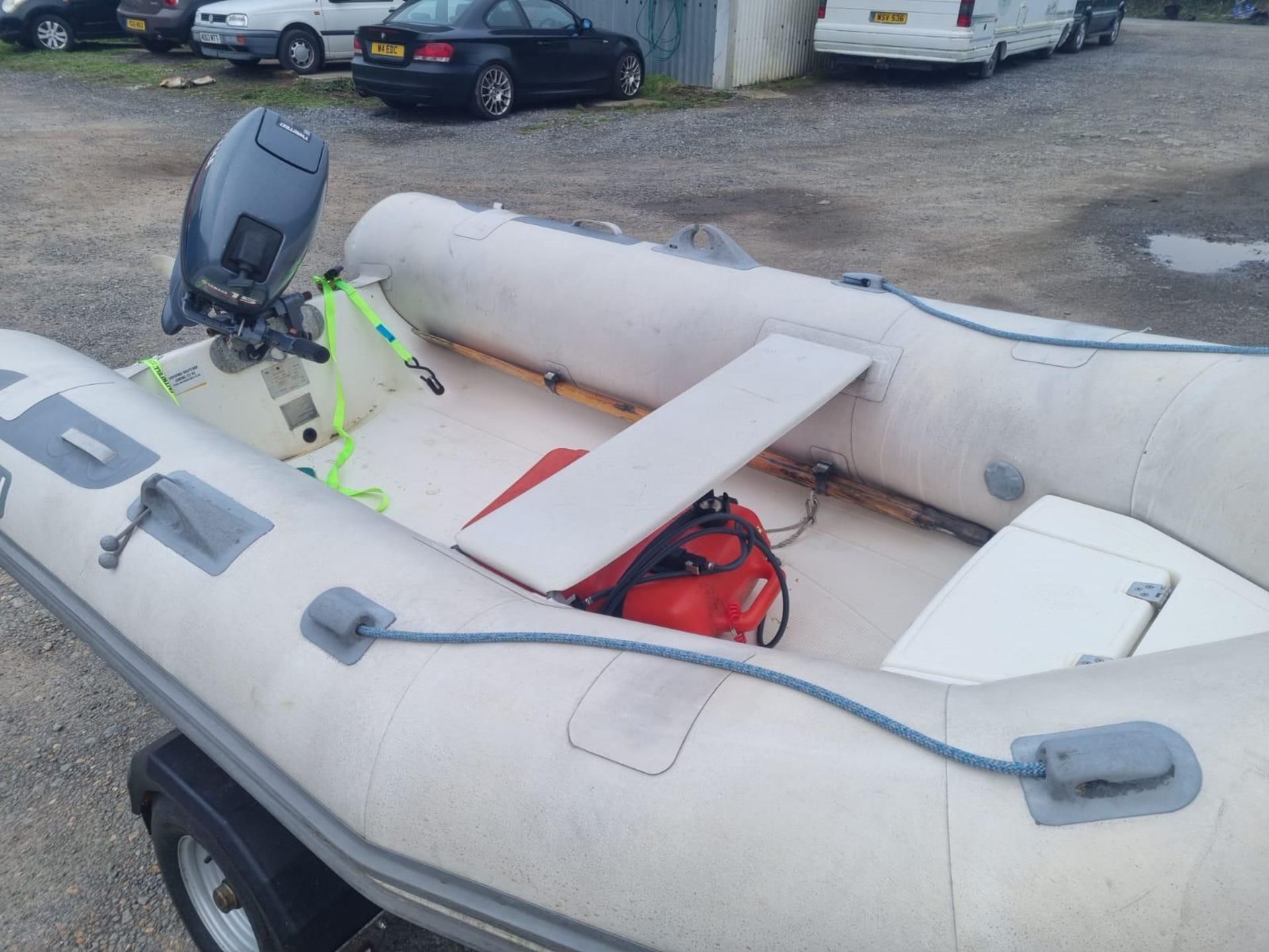 2004 Avon rigid inflatable boat with 2004 Yamaha 15HP two stroke outboard engine. - Image 3 of 7