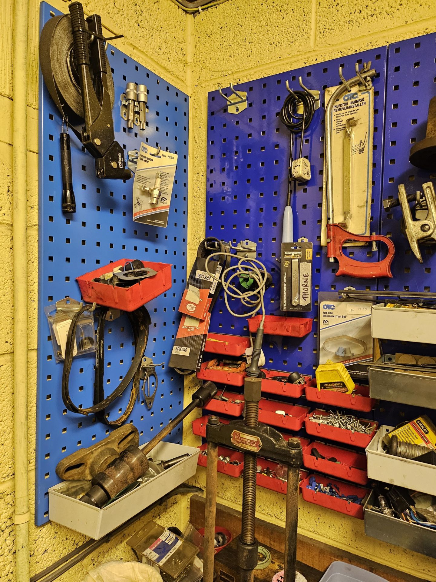 A comprehensive home garage car mechanics workshop - Image 43 of 81