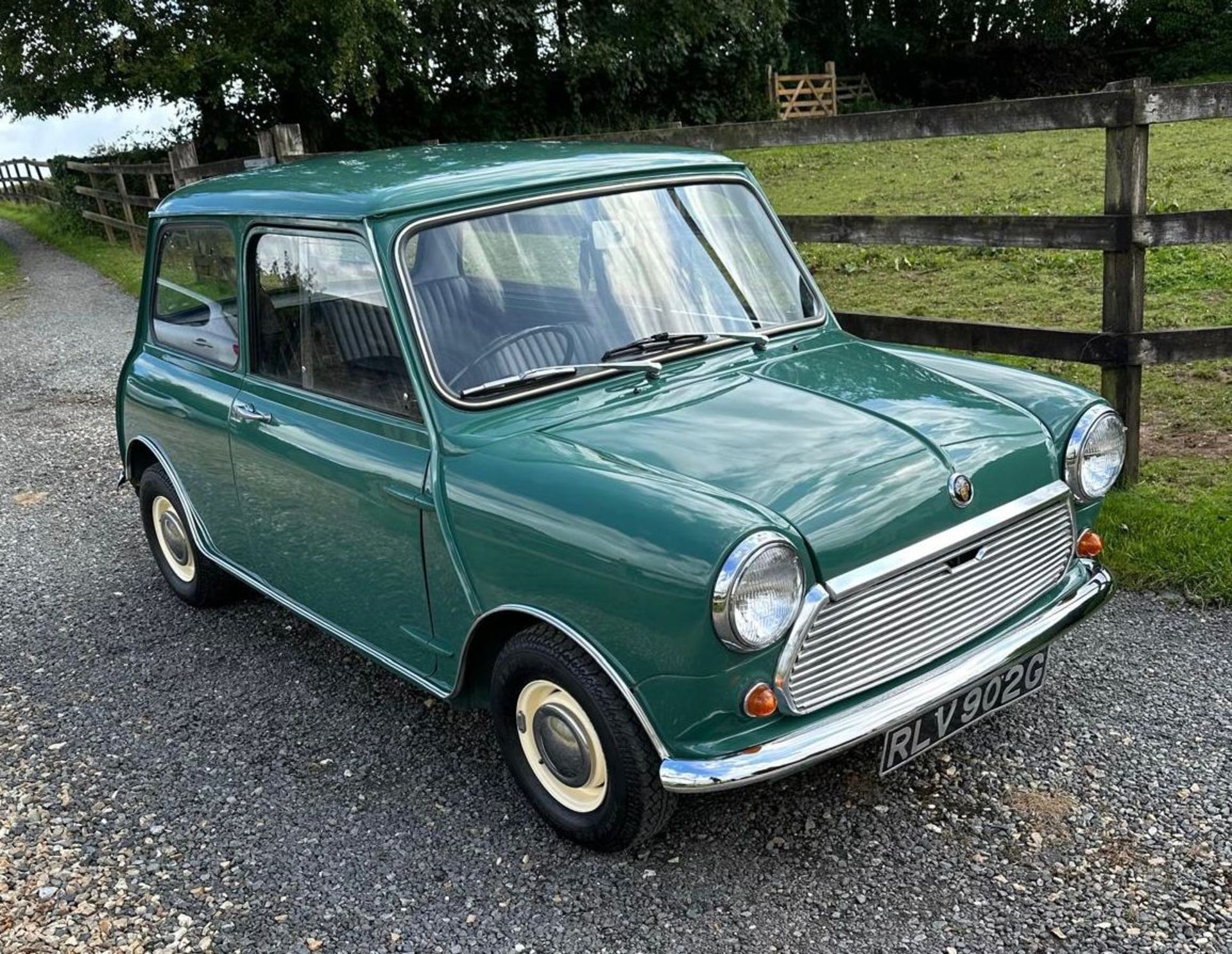 1968 Mini 860 - just 17,000 miles from new! - Image 2 of 27