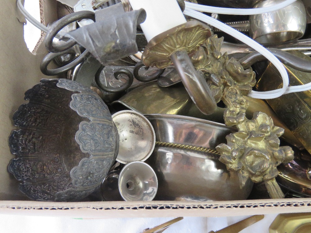 A quantity of assorted silver plate, brass and metalwares including a pair of candlesticks. - Image 4 of 5