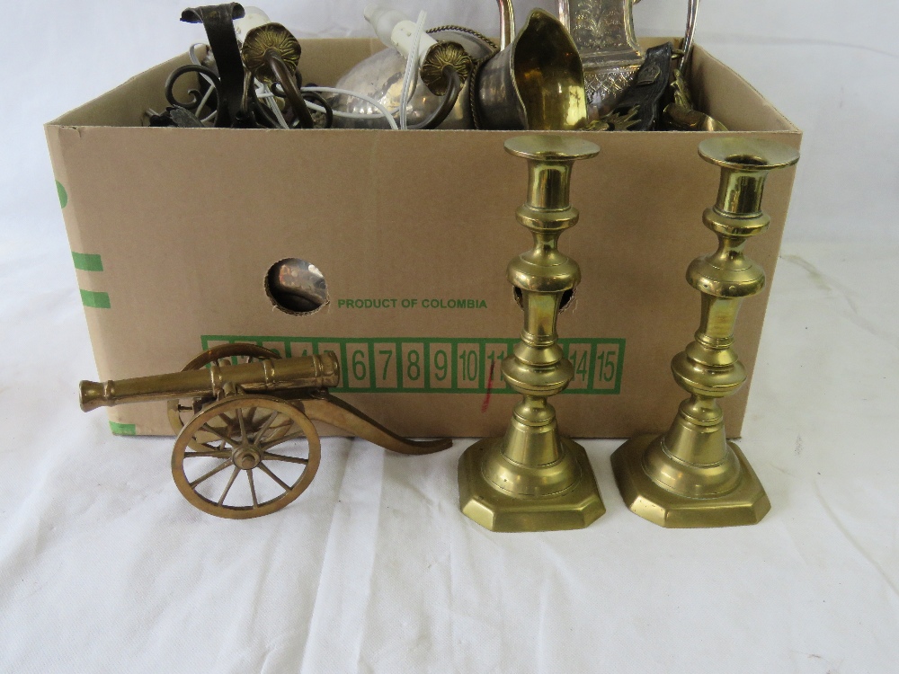 A quantity of assorted silver plate, brass and metalwares including a pair of candlesticks. - Image 2 of 5