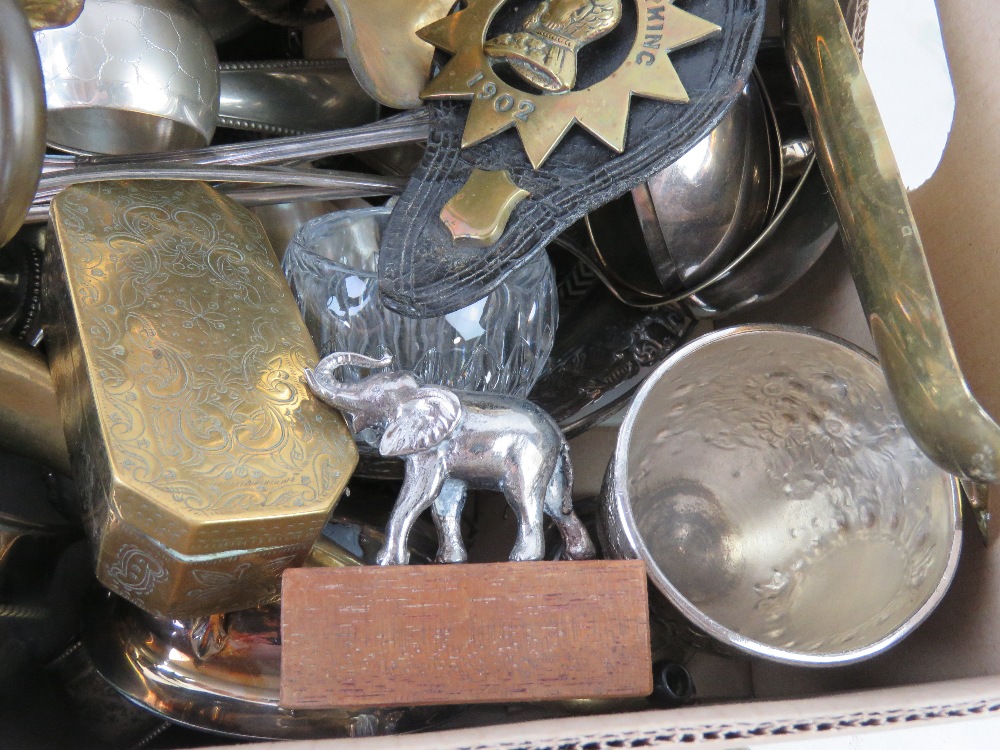 A quantity of assorted silver plate, brass and metalwares including a pair of candlesticks. - Image 5 of 5