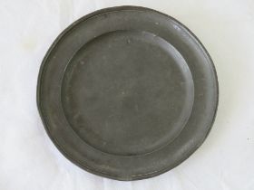 An antique 17th century Charles II pewter plate by Thomas King (1675-1708) measuring 8 3/4" (22cm)