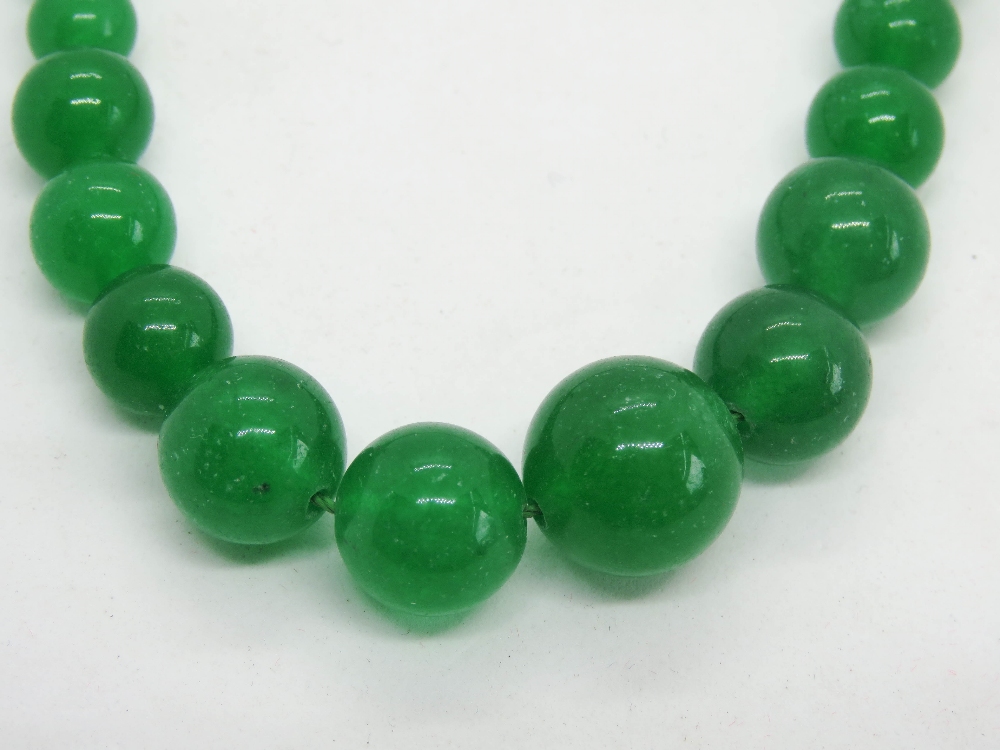 A green Jade graduated bead necklace strung with thread 47cm. - Image 2 of 2