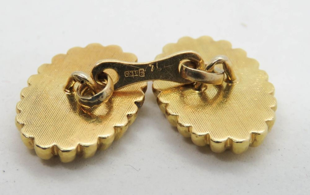 A pair of 18ct gold cufflinks, hallmarked 750, 9.6g. - Image 2 of 3
