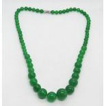 A green Jade graduated bead necklace strung with thread 47cm.
