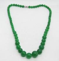 A green Jade graduated bead necklace strung with thread 47cm.