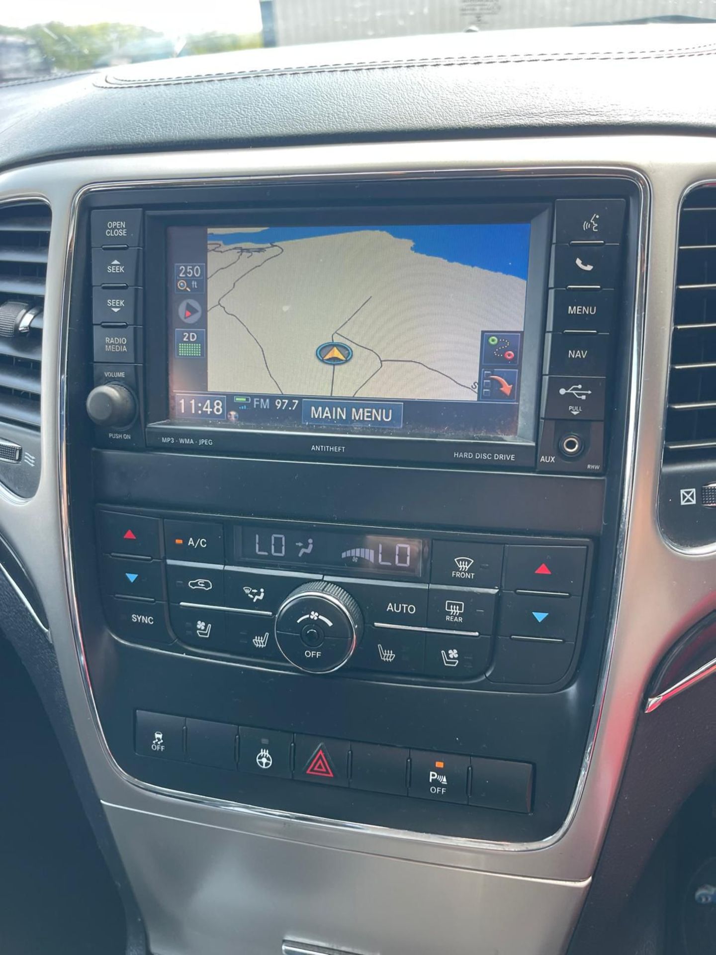 2012 Jeep Grand Cherokee Overland Crd Black leather heated and cooled seats Pan - Image 22 of 30