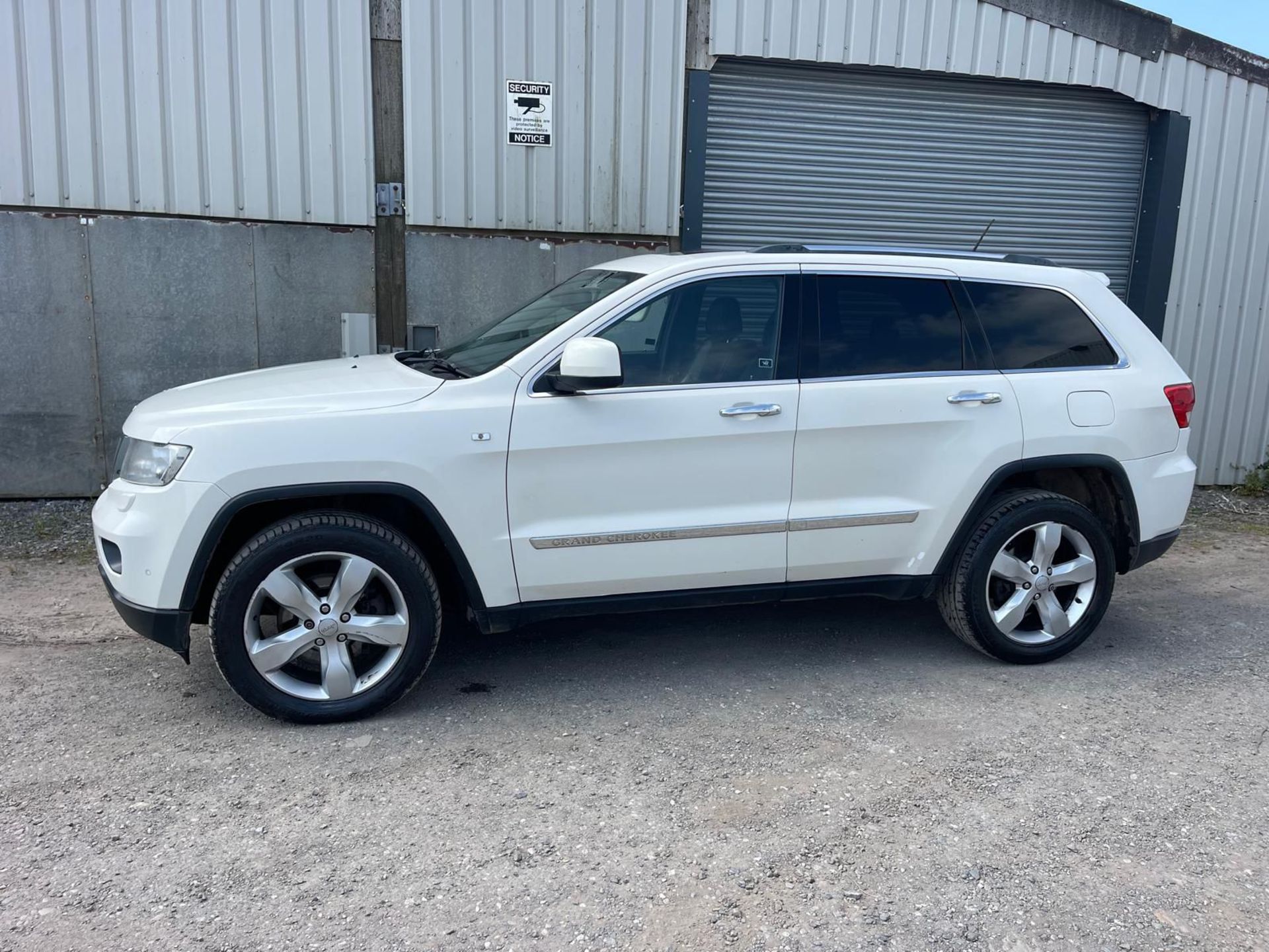 2012 Jeep Grand Cherokee Overland Crd Black leather heated and cooled seats Pan - Image 11 of 30