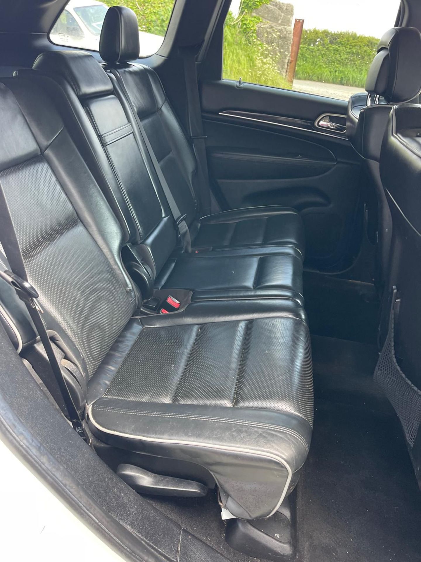 2012 Jeep Grand Cherokee Overland Crd Black leather heated and cooled seats Pan - Image 18 of 30