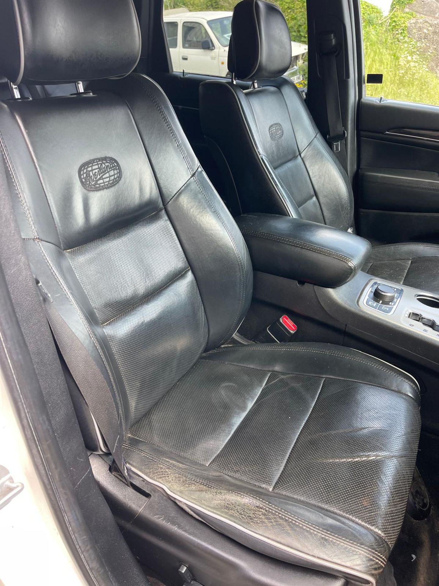 2012 Jeep Grand Cherokee Overland Crd Black leather heated and cooled seats Pan - Image 16 of 30