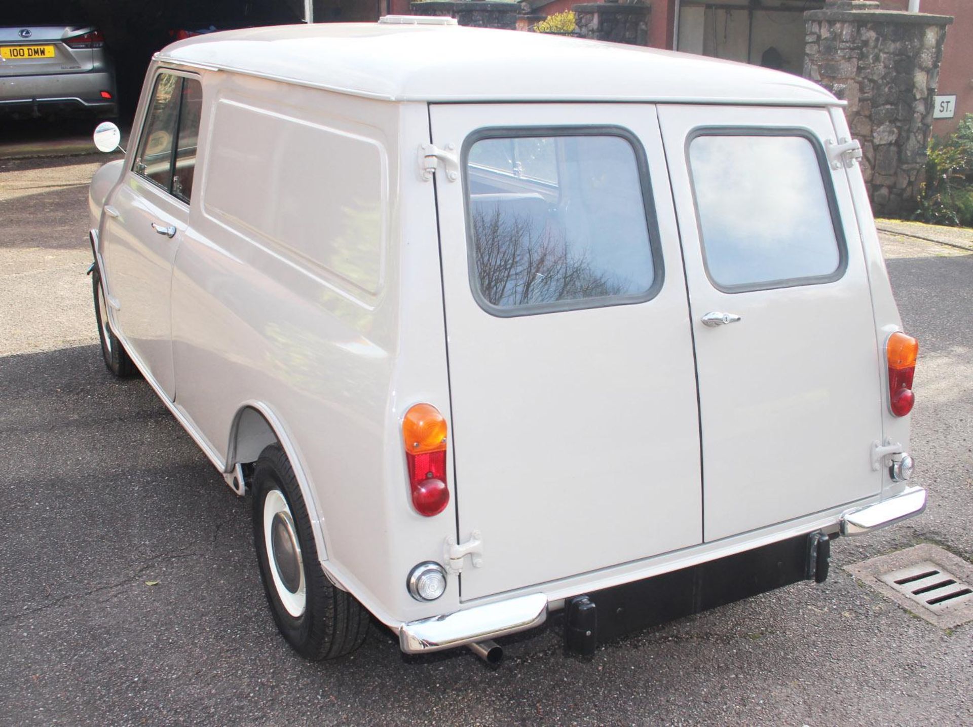 1960 Morris Mini Van 850 - 21,625 miles from new - Image 2 of 13