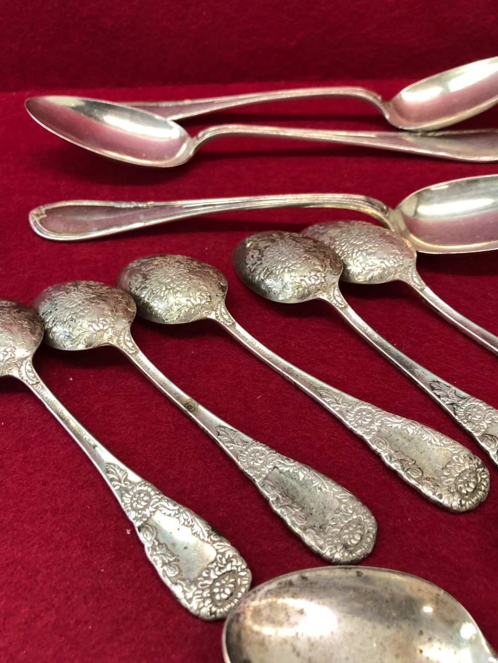 A STERLING SILVER FLORAL CAST PART CUTLERY SET, TWO EUROPEAN SILVER FORKS, 689Gms. TOGETHER WITH A - Image 3 of 5