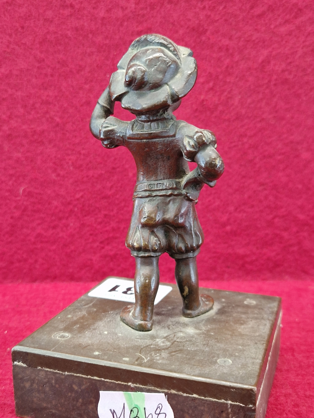 AN ANTIQUE BRONZE FIGURE OF A RENAISSANCE BOY WITH HIS RIGHT HAND ON HIS HIP AND HIS LEFT TO HIS - Image 4 of 4