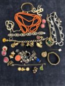 A COLLECTION OF VINTAGE COSTUME JEWELLERY TO INCLUDE A MULTI CHARM BRACELET SIGNED CZECHOSLOVAKIA,