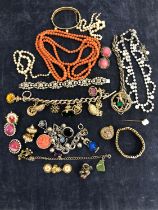 A COLLECTION OF VINTAGE COSTUME JEWELLERY TO INCLUDE A MULTI CHARM BRACELET SIGNED CZECHOSLOVAKIA,