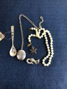 A VINTAGE OVAL SILVER PORTRAIT LOCKET AND CHAIN, TOGETHER WITH A MARCASITE AND SILVER LEAF BROOCH, A