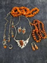 AN ART NOUVEAU STYLE CARNELIAN AND SILVER NECKLET AND EARRING SET, TOGETHER WITH AN AMBER NECKLACE