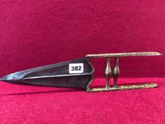 A FINE 18th /19th CENTURY INDIAN GOLD DAMASCENED KATAR PUSH DAGGER. 36 cm OVERALL.