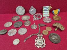 A CRIMEAN WAR MEDAL WITH FOUR CLASPS, VARIOUS CAP BADGES, VICTORIAN AND OTHER SILVER COINS, A GEORGE