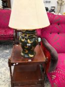 A PAIR OF BLACK BALUSTER VASE TABLE LAMPS GILT WITH FEATHERS