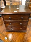 AN EARLY 20th C. MAHOGANY TABLE TOP CHEST OF THREE LONG DRAWERS