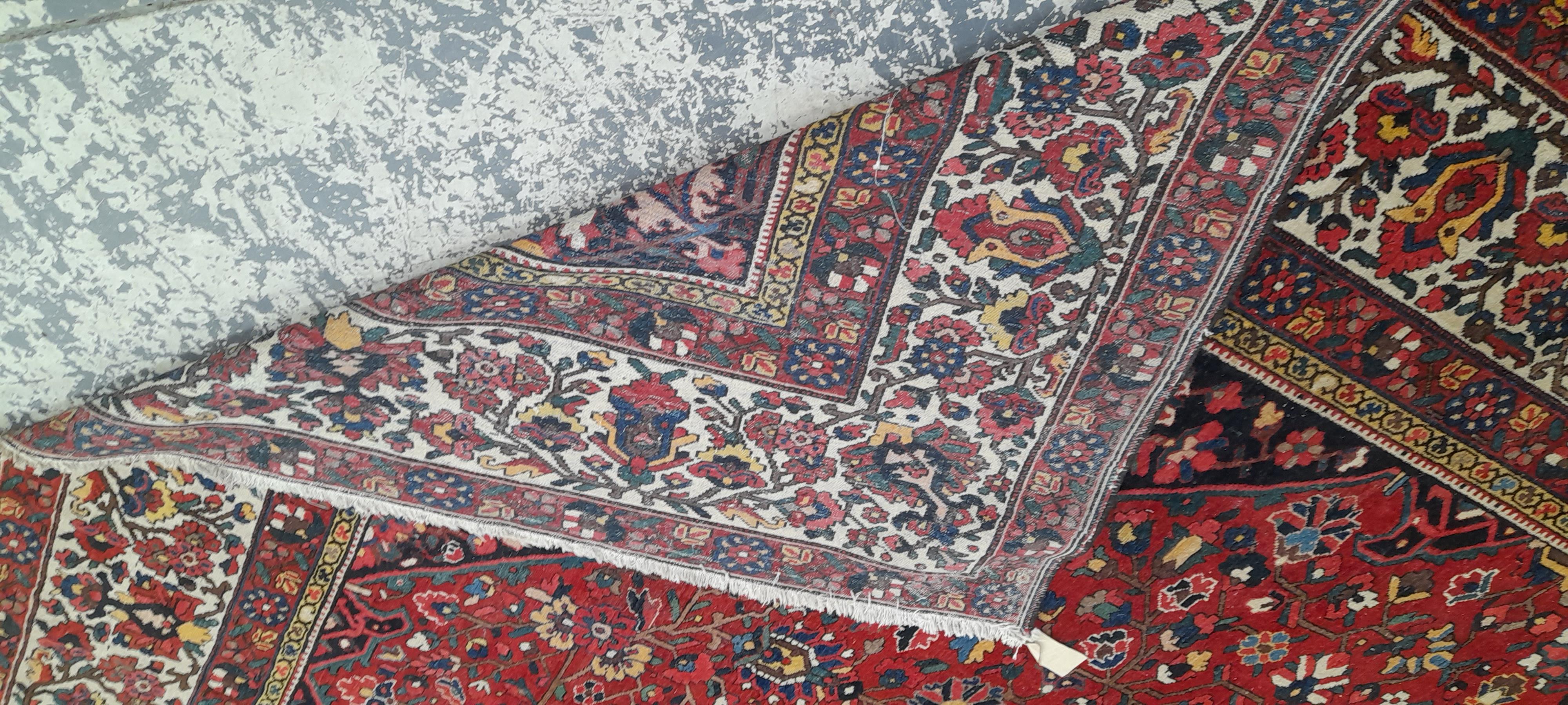 A COUNTRY HOUSE PERSIAN BAHKTIARI CARPET. 560 x 396cms - Image 8 of 8