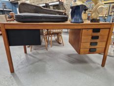 A MID 20th C DANISH TEAK DESK WITH A FILING CABINET TO ONE SIDE OF THE RECTANGULAR TOP AND THREE