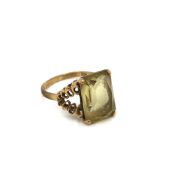A 9ct HALLMARKED GOLD COCKTAIL GEMSET DRESS RING, FINGER SIZE O 1/2. WEIGHT 3.42grms.