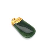 A VINTAGE JADE PENDANT WITH AN ORNATE PENDANT CAP. NO ASSAY MARKS, STAMPED 15, ASSESSED AS 18ct