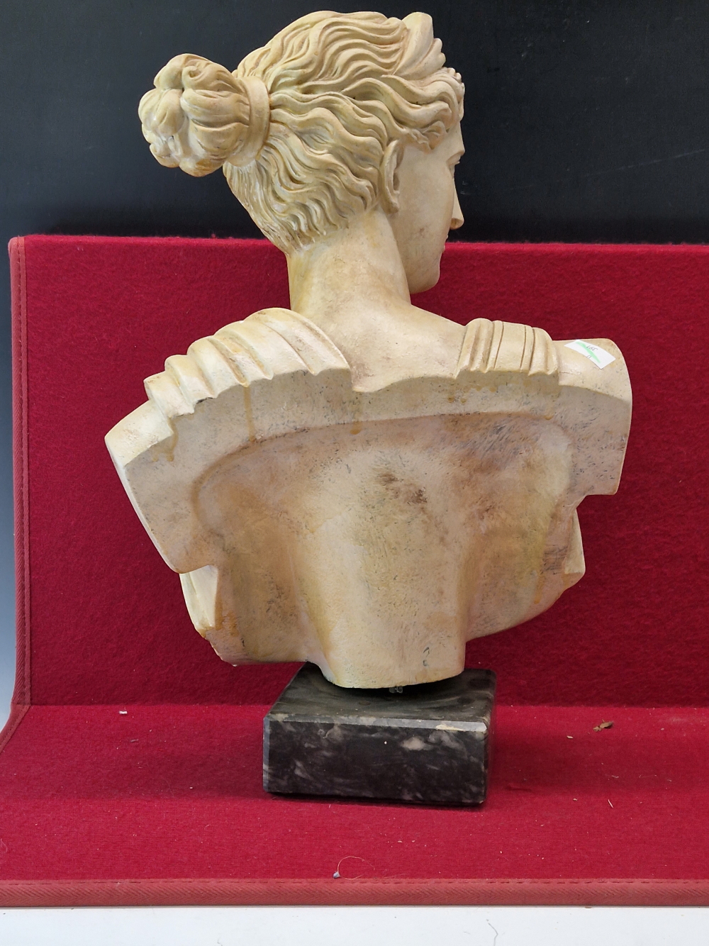 A PLASTER CLASSICAL BUST OF A LADY FACING OVER HER RIGHT SHOULDER AND SUPPORTED ON A MOTTLED BLACK - Image 6 of 6