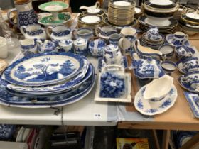 A QUANTITY OF ANTIQUE AND LATER BLUE AND WHITE TEA AND DINNER WARES ETC.