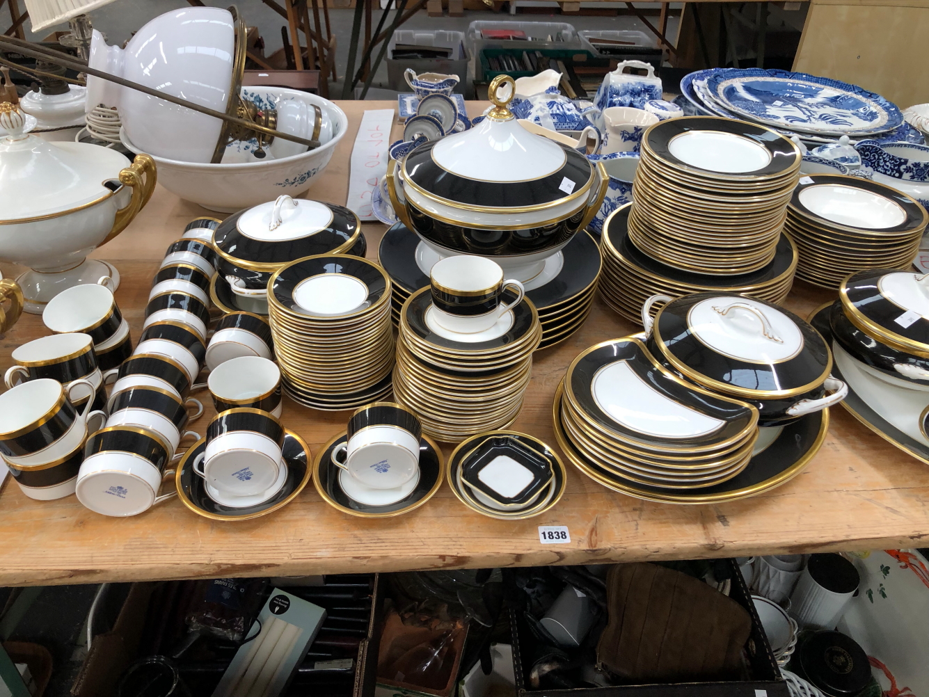 A EXTENSIVE COALPORT ATHLONE-BROWN TEA AND DINNER SERVICE.