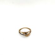 AN ANTIQUE CLASPED HANDS FEDE TYPE RING. NO ASSAY MARKS, ASSESSED AS 16ct GOLD SHANK AND 12ct GOLD