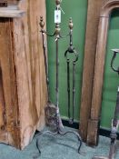 A 19th CENTURY BRASS URN HANDLED IRON FIRE SIDE SET OF SHOVEL, POKER AND TONGS WITH THE MATCHING