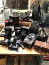 A QUANTITY OF ANTIQUE AND OTHER CAMERAS AND ACCESSORIES.