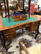 A LATE 19th C. EUROPEAN WALNUT DESK WITH THE GREEN BAIZE INSET TOP OVER FIVE DRAWERS AND THE