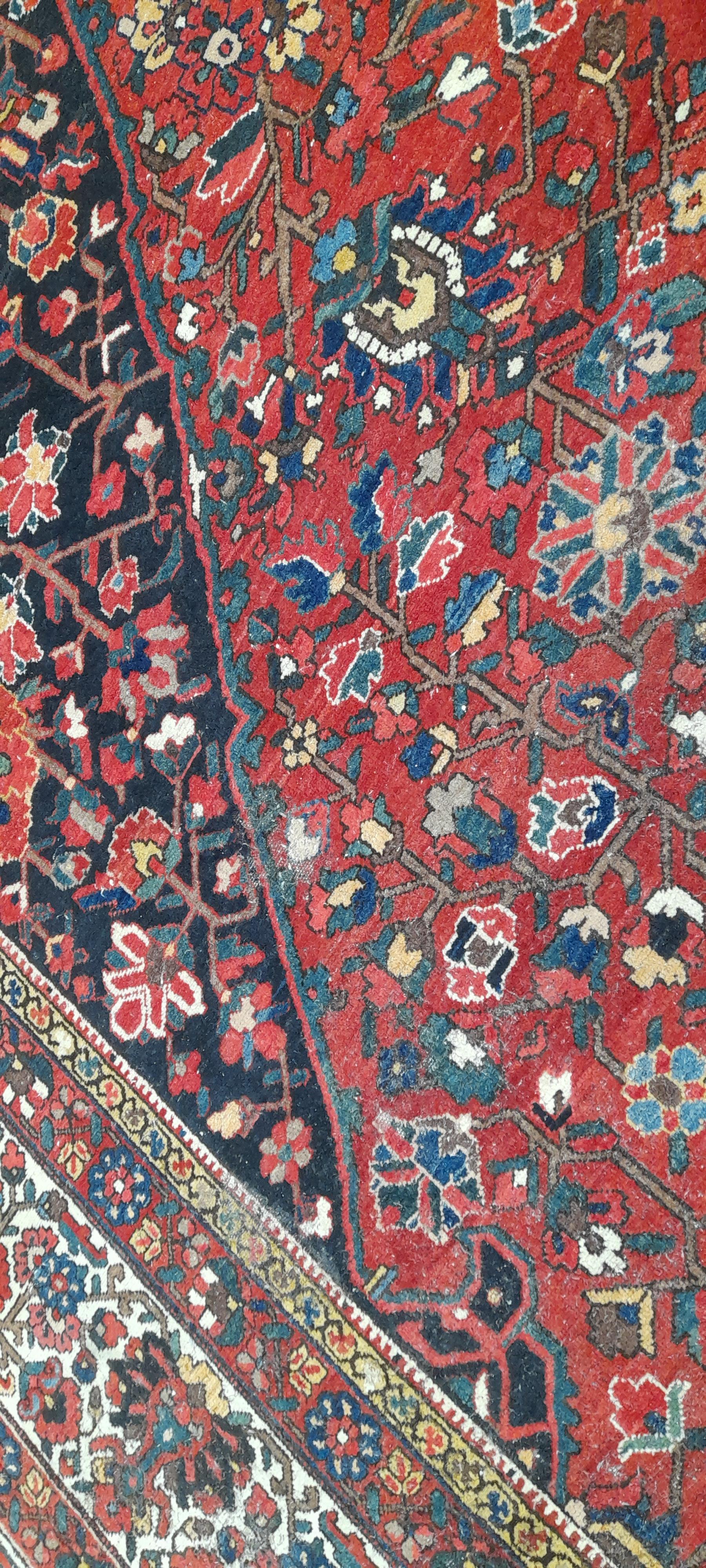 A COUNTRY HOUSE PERSIAN BAHKTIARI CARPET. 560 x 396cms - Image 4 of 8