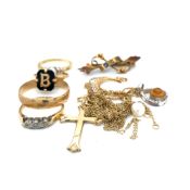 GOLD JEWELLERY TO INCLUDE HALLMARKED AND OTHER ITEMS, WEDDING RING, INITIAL B, BROOCH WITH STEEL