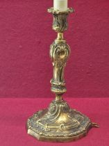 AN ORMOLU ROCOCO COLUMN TABLE LAMP CAST WITH FOLIAGE AND SCROLLS. H 48cms.