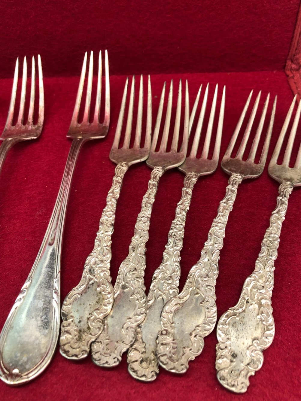 A STERLING SILVER FLORAL CAST PART CUTLERY SET, TWO EUROPEAN SILVER FORKS, 689Gms. TOGETHER WITH A - Image 2 of 5