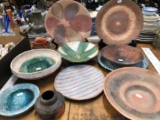 A QUANTITY OF STUDIO POTTERY BOWLS BY PENELOPE BENNETT