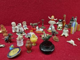 A COLLECTION OF MINIATURE PORCELAIN AND METAL FIGURES, GLASS FLASKS, BONE BIRDS, BADGES, ETC.