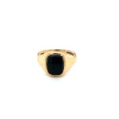 A 9ct HALLMARKED GOLD ONYX SIGNET RING. SIZE O. WEIGHT 2.28grms.
