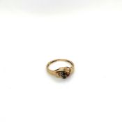 A 9ct HALLMARKED GOLD GEMSET CLUSTER TYPE RING. FINGER SIZE K. WEIGHT 1.73grms.