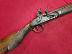 A GOOD 18TH CENTURY LIGHTWEIGHT FLINTLOCK SPORTING GUN WITH FIGURED WALNUT STOCK.