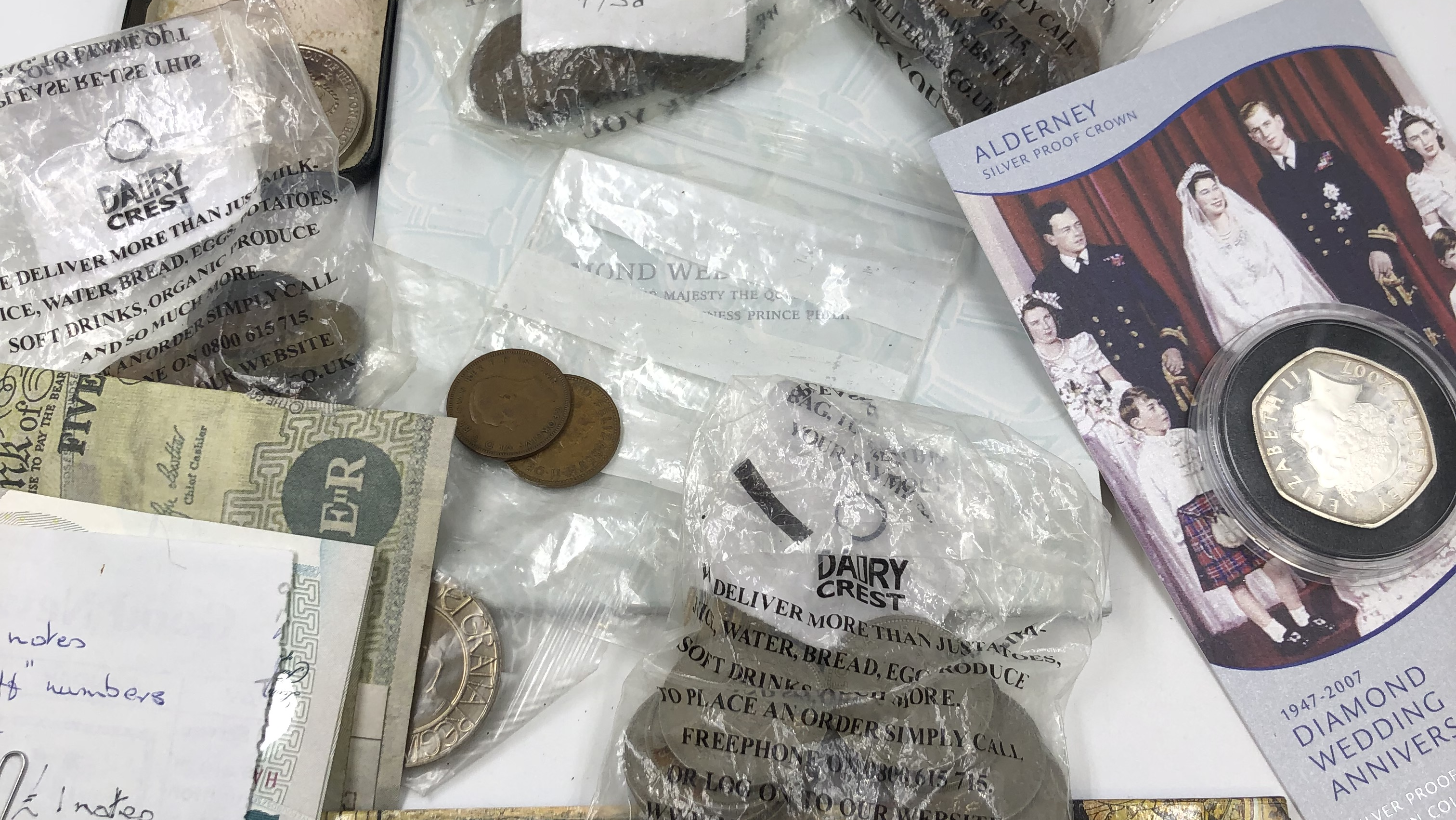 A COLLECTION OF VARIOUS COINS TO INCLUDE COMMEMORATIVE EXAMPLES, BANK NOTES ETC. - Image 2 of 8