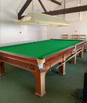 A FULL SIZE MAHOGANY SNOOKER TABLE WITH ALL ACCESSORIES.