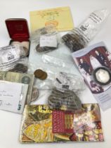 A COLLECTION OF VARIOUS COINS TO INCLUDE COMMEMORATIVE EXAMPLES, BANK NOTES ETC.